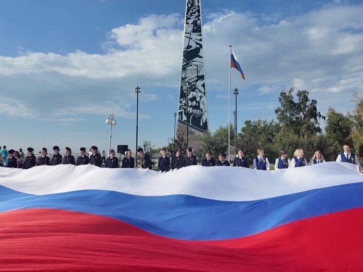 В Нагорном парке Барнауле 22 августа развернули огромный триколор