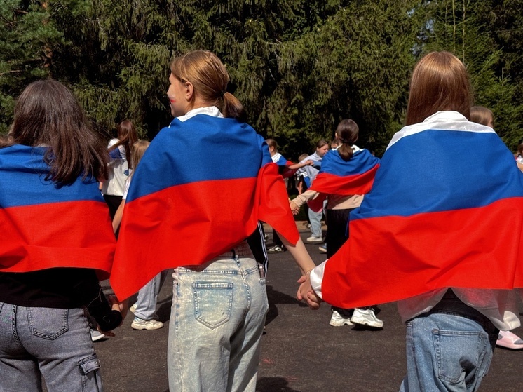 В костромском лагере прошел флеш-моб посвященный Дню флага России