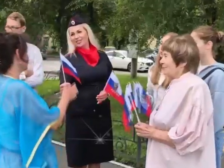 Полицейские поздравили жителей и гостей Хакасии с Днем флага России