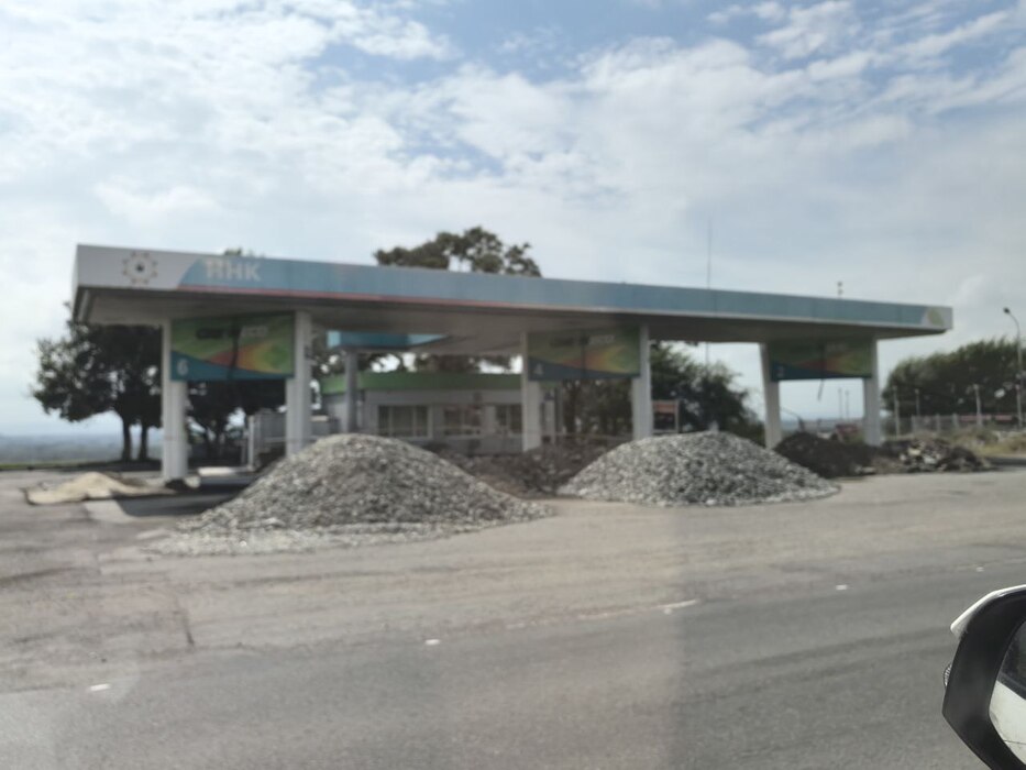 Водитель заправляет канистры на АЗС Владивостока