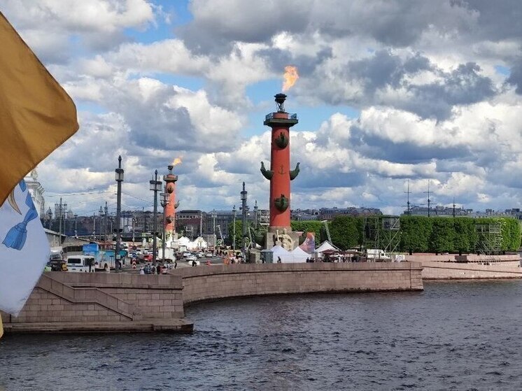 Огни Ростральных колонн зажгут в честь Дня государственного флага России