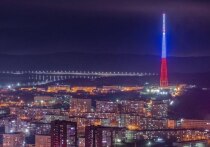 Сегодня вечером телебашня в Мурманске засверкает праздничными огнями в честь Дня флага России