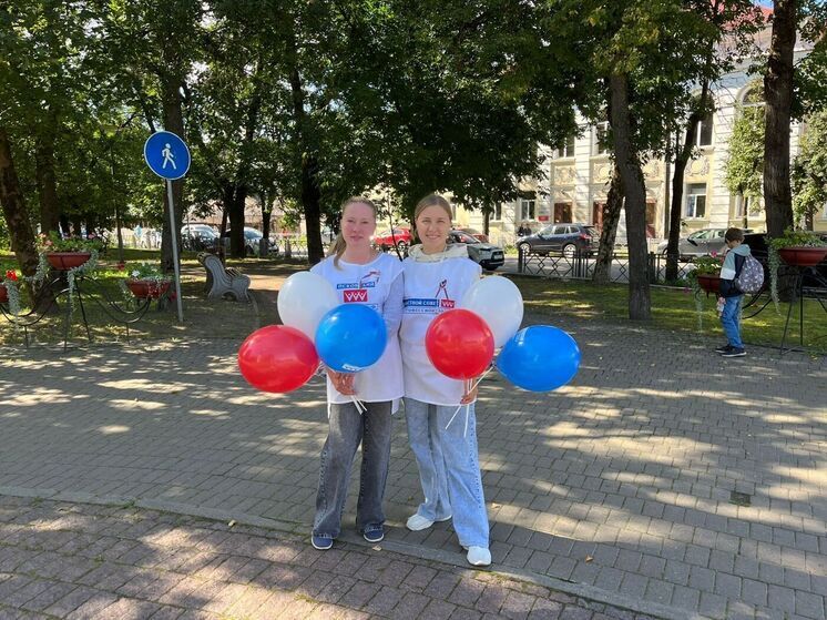 Акция к Дню Государственного флага прошла в Детском парке Пскова