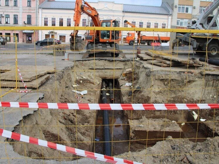 В Курске на улице Дзержинского продолжается замена 140 м теплотрассы