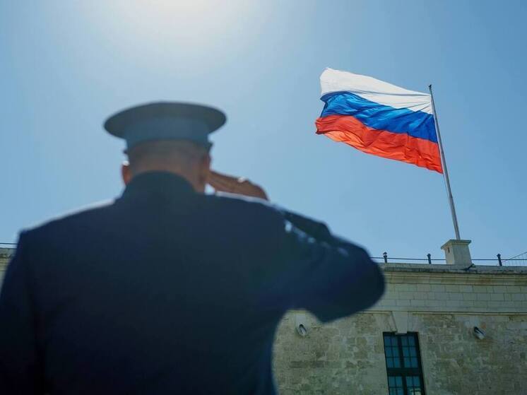 Над Константиновской батареей Севастополя взвился огромный российский флаг