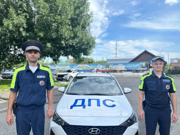  В Бийске инспекторы ДПС помогли потушить загоревшийся в центре города автомобиль