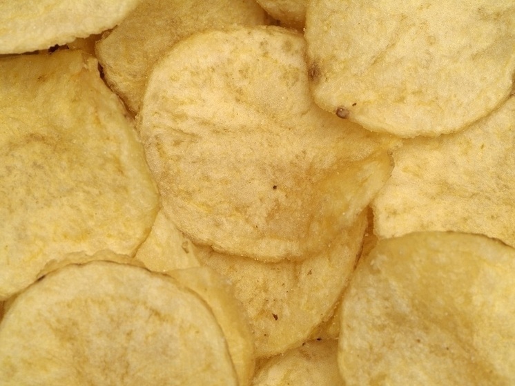 Гастроэнтеролог Кашух: безопасной считается порция чипсов примерно в две горсти