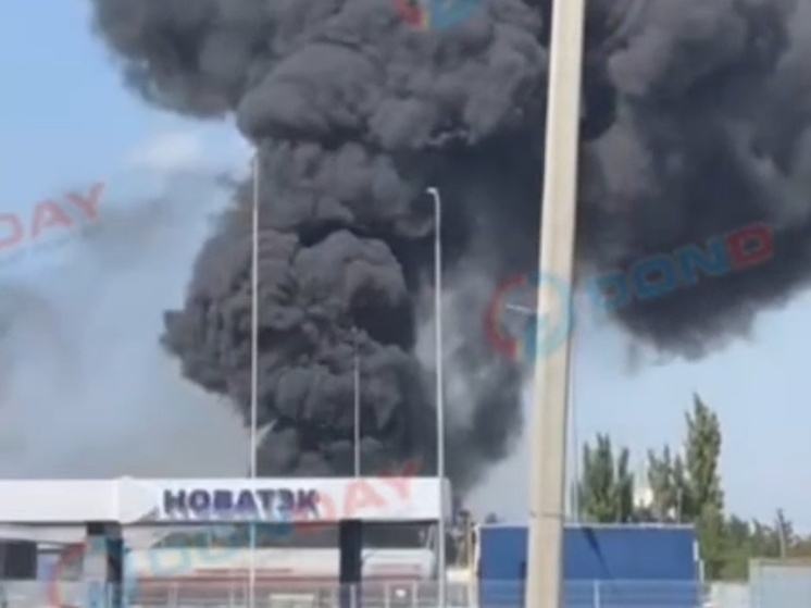 В Азовском районе полыхает крупный пожар на заброшенной овощной базе