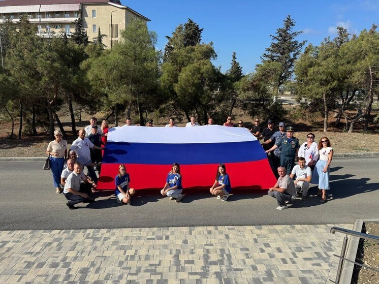 Флаг России пронесли маршем к Мемориалу Славы в Судаке