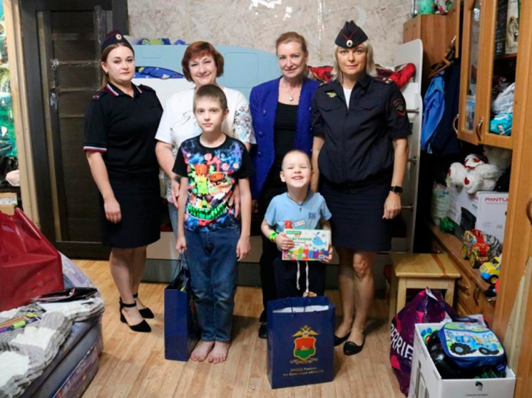 Брянская полиция вручила школьникам подарки к новому учебному году