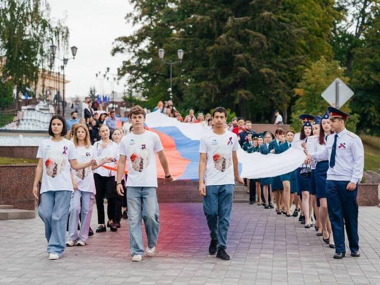 Триколор пронесли от Соборной площади до Нижнего парка в День флага в Липецке