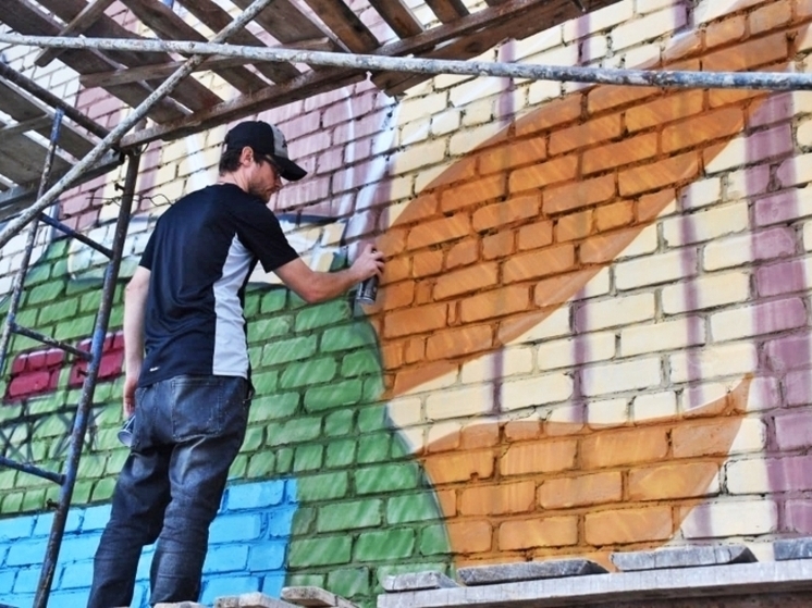 Масштабный мурал Георгия Жукова появился в Первомайске в ЛНР