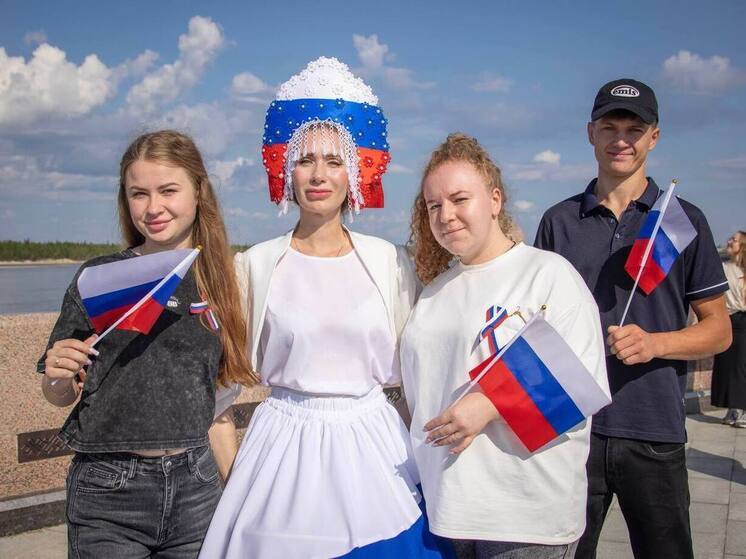 Молодежь Волновахи отмечает День Государственного флага РФ в Тарко-Сале