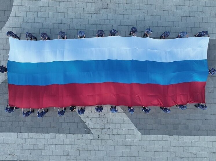 В Тюмени росгвардейцы развернули 16-метровый триколор в честь Дня флага России
