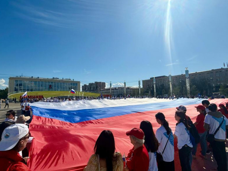 Около 200 человек развернули гигантский флаг России в центре Якутска