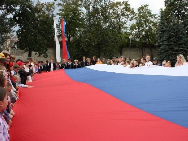 В Пскове развернули большой флаг у памятника Пушкину и его няне