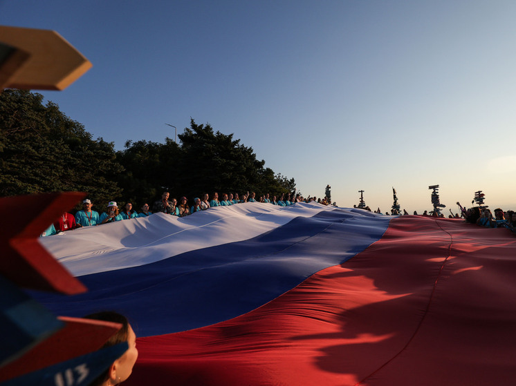 Участники молодёжного форума «Машук» развернули триколор на самой высокой точке Пятигорска