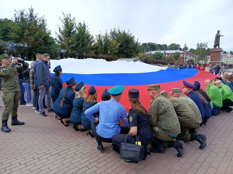 Смоленские судебные приставы присоединились к акции в День российского флага