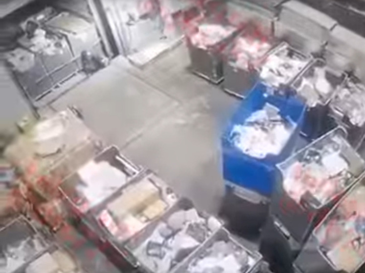 Грузовик задавил мужчину, двигаясь задним ходом, на складе маркетплейса