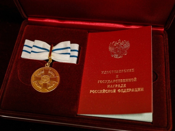 Врио губернатора Ненецкого автономного округа от имени президента РФ наградила Инну Бобрикову и Веронику Соболеву за приверженность семейным ценностям и заслугам в воспитании детей