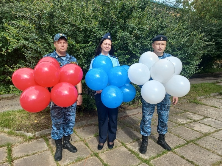 Судебные приставы организовали праздничную акцию в честь Дня флага