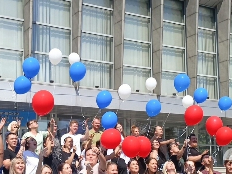 Луганские работники культуры запустили воздушные шары в День флага России