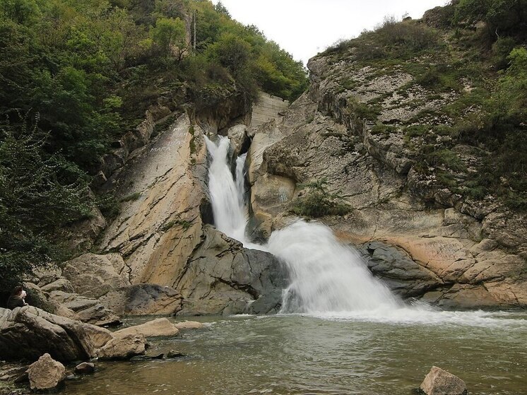 В Дагестане местные жители возмутились обнаженной ради фото туристкой