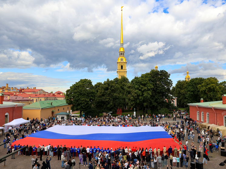 Гигантский флаг России на 1500 «квадратов» развернули в Петропавловской крепости
