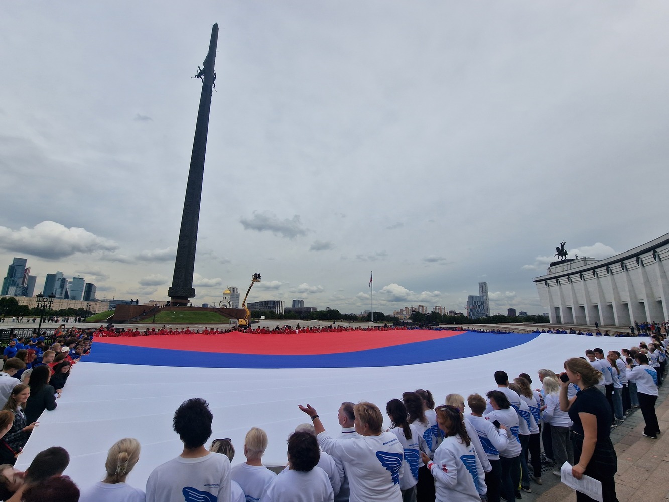 Сотни воздушных шаров в цветах российского флага взмывают в небо