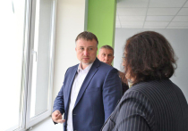 До начала учебного года остаются считаные дни. Образовательные учреждения округа активно готовятся к приему учащихся. В преддверии нового учебного года глава округа Серпухов Алексей Шимко совместно с председателем окружного Совета депутатов Михаилом Шульгой провели встречу с директорами и педагогами школ Городского округа Серпухов. В школе № 2, где в этом году проходит капитальный ремонт, обсудили ключевые направления работы по повышению комфорта и качества образовательной среды.