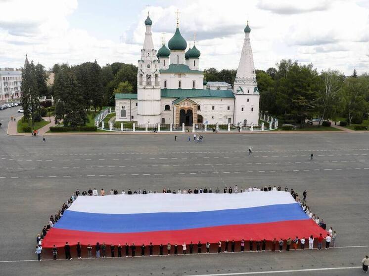 В Ярославле развернули 30-метровый флаг России