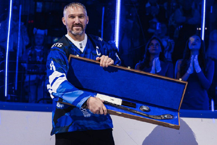 Лучшему снайперу НХЛ вручили золотую клюшку и подняли стяг с цифрой его рекорда.