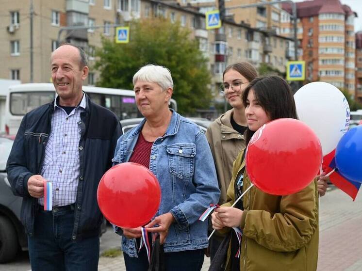 Жителям Серпухова раздали шары и ленточки в честь Дня Государственного флага РФ