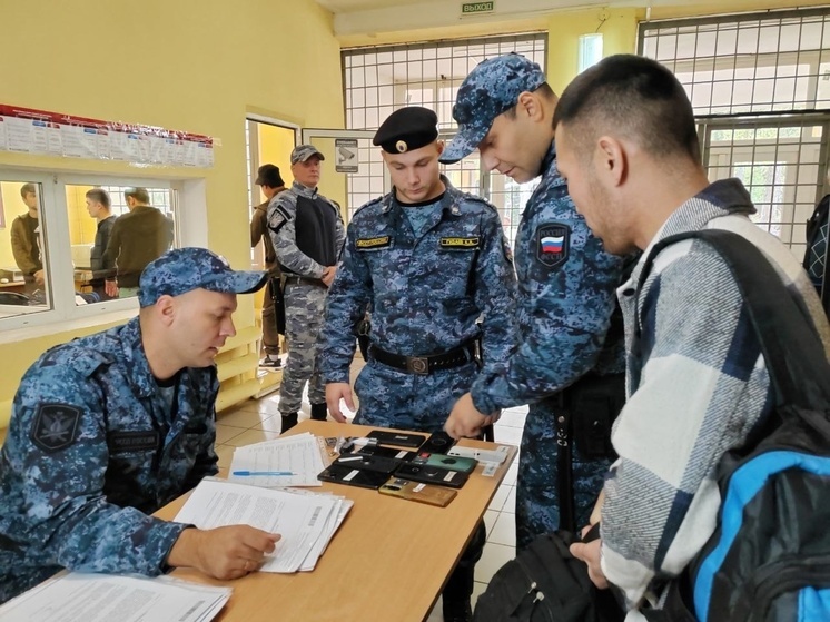Судебные приставы провели процедуру выдворения 12-ти мигрантов