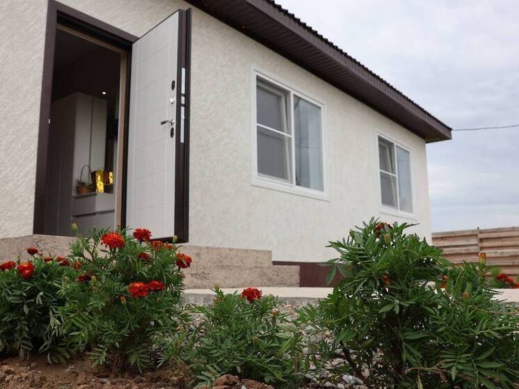 В Алтайском районе Хакасии вручили ключи от жилья двум педагогическим семьям