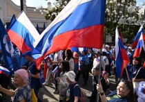Вся Россия отметила День государственного флага, который на фоне текущей политической обстановки приобретает всё большее значение и общественную поддержку