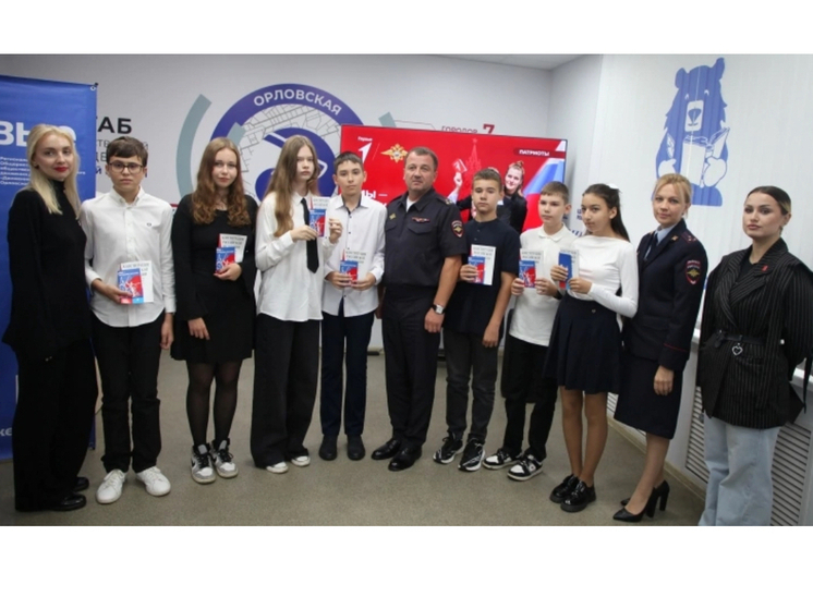 90 юных орловцев получили первые паспорта в День флага России