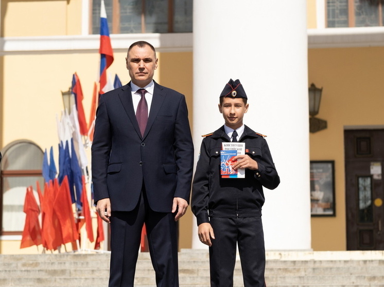 В День флага России Глава Марий Эл вручил паспорта юным гражданам