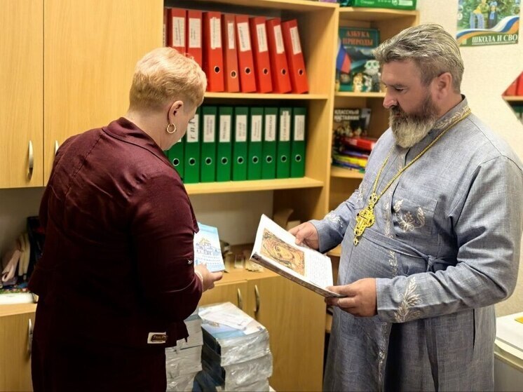 Скадовская епархия передала православные учебники херсонским школам