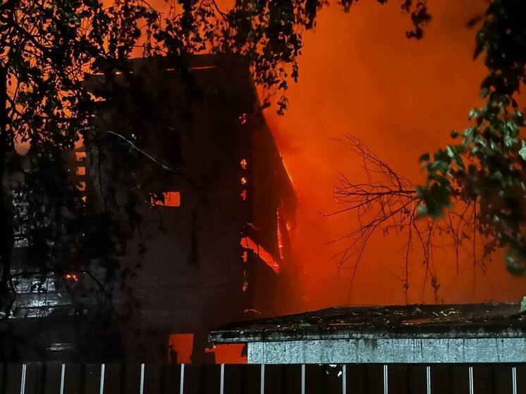 Крупный пожар в центре Архангельска: накануне вечером сгорел двухэтажный дом