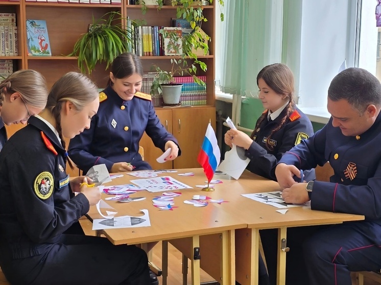 Офицеры СУ СК России по Тверской области и кадеты участвовали в мероприятии ко Дню государственного флага