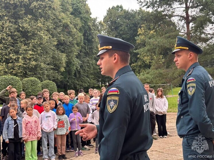 В «Юбилейном» юные орловцы примерили форму МЧС и потушили условный пожар