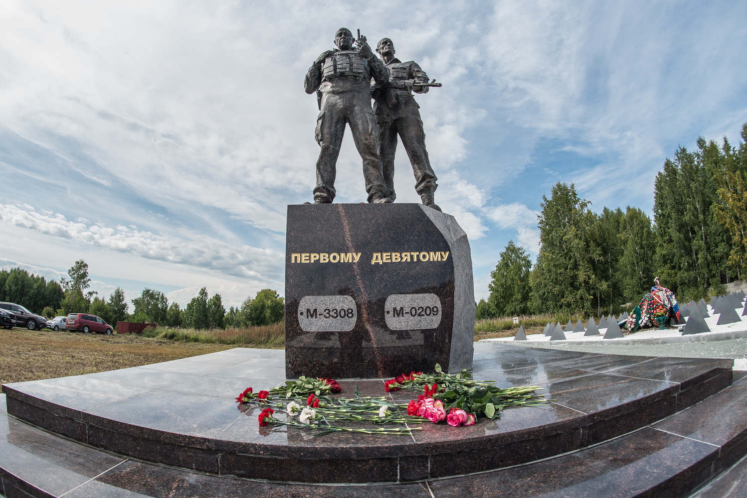 В Новосибирске почтили память Евгения Пригожина: фоторепортаж с места панихиды на Гусинобродском кладбище