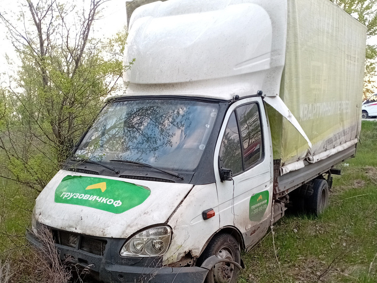 В Воронежском районе «Газель Некст» врезалась в препятствие