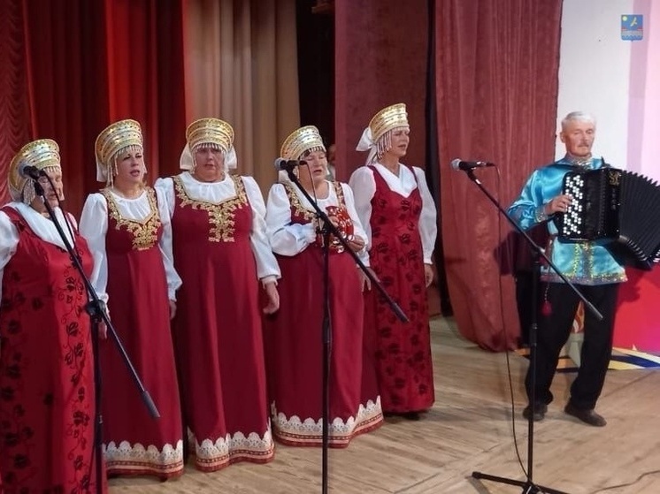 В поселке Кингисеппский прошел праздничный концерт
