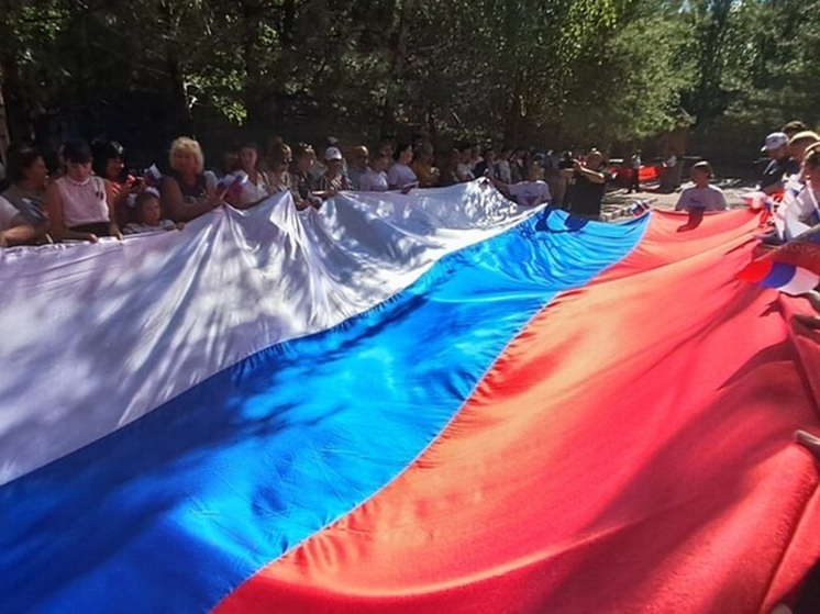 Студенты Азовского педуниверситета развернули 25-метровый триколор в честь Дня флага
