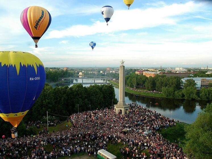 Михаил Ведерников поздравил великолучан с Днем города