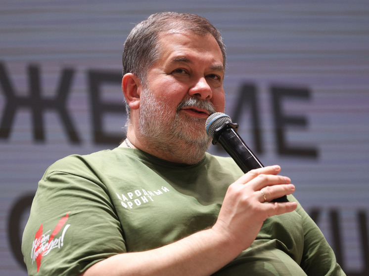 «Помню, как по Тверской крестьяне стада мамонтов гнали»: Сергей Лукьяненко на встрече с читателями постебался над зумерским мышлением