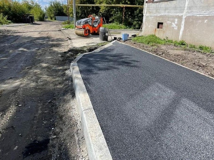 На улице Школьной в Кургане приступили к асфальтированию тротуаров