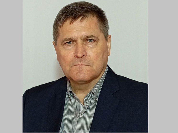 Эдуард Семенов работает аппаратчиком синтеза отделения смол 5-го разряда цеха синтетических смол, консервных лаков и эмалей
